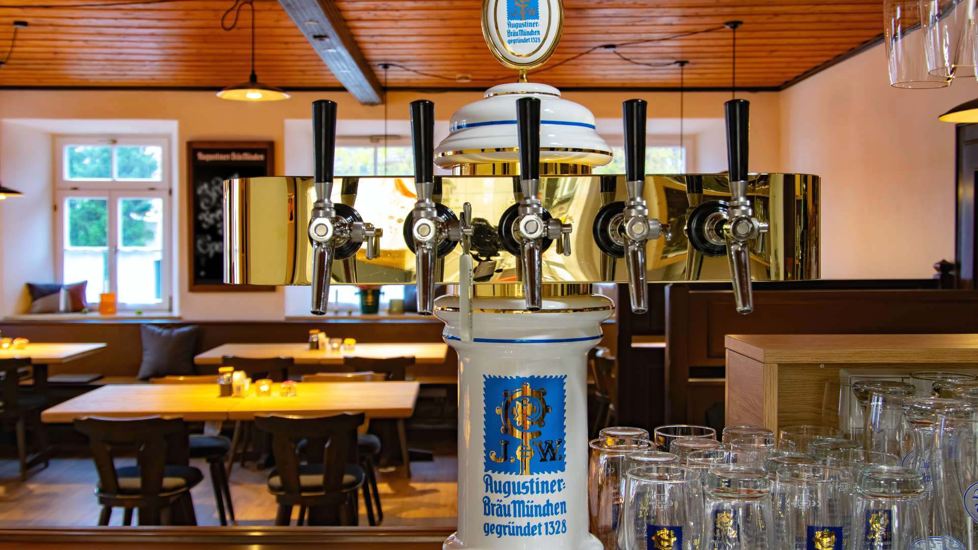 Blick vom Tresen: Die Zapfanlage mit kühlem Augustiner-Bier vom Fass